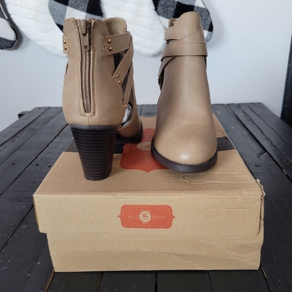 Ball Band NIB Women's 10 Jane Booties Ankle Tan Beige Cutout Heels Heeled Boots - Picture 2 of 5